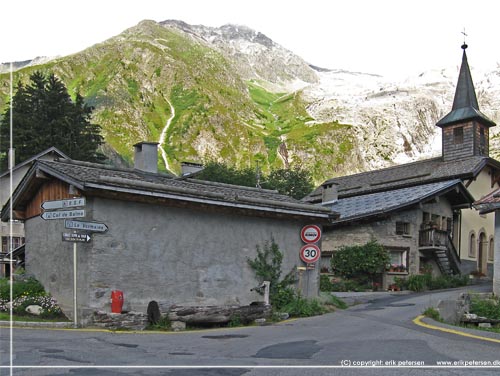 TMB. Fremme i Le Tour pegede et skilt ved kirken op gennem landsbygaden til Chalet Alpin du Tour. Hyggelig lille gade, gamle huse