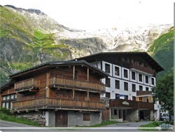 TMB. Chalet Alpin du Tour i Le Tour set fra bagsiden