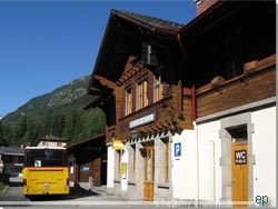 TMB. Tog stationen i Le Chatelard Frontiere med bussen fra La Poste