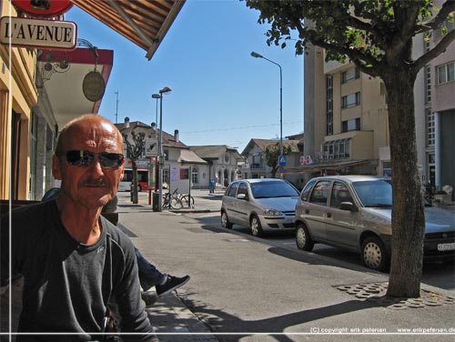 TMB. Der var tid til en kop kaffe. Vi fandt en lille caf i solen tt ved stationen i Martigny, der ses i baggrunden. Webmaster i forgrunden