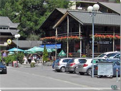 TMB. P begge sider af hovedgaden i Champex ligger restauranter og hoteller