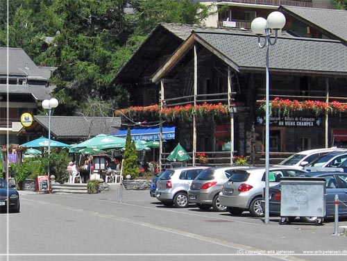 TMB. Vi blev sat ved sen Champex Lac og vandrer op gennem hovedgaden i Champex