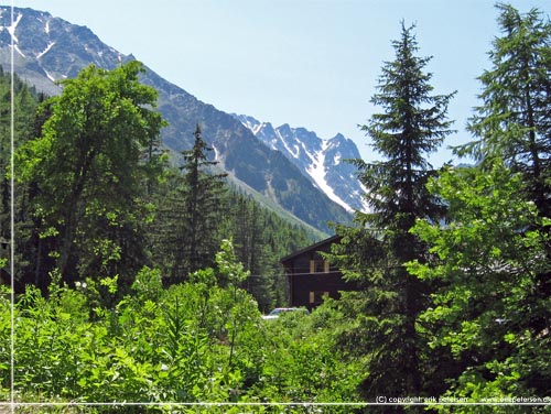 TMB. Refugie Relais d' Arpette  i Val Arpette, Champex, kan lige anes mellem trerne