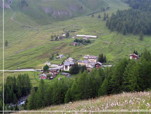 TMB. Et sidste kig ned til den meget lille landsby Ferret, med vores overnatnings sted Chalet Col de Fenetre og det lille kapel