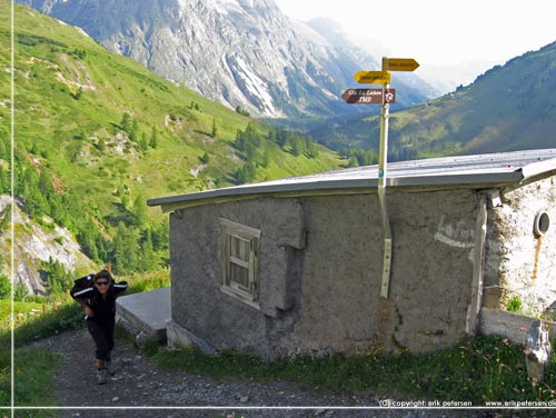 TMB. I ca 1900 meters hjde kommer vi ud p bent land og forbi denne overlevelseshytte eller ndhytte