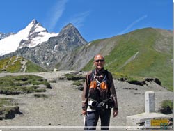 Webmaster i passet ved Gr. Col Ferret (2537 m) p grnsen mellem Schweiz og Italien