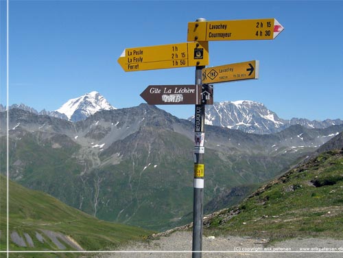 Skiltning, som den typisk s ud i Schweiz og Italien, her ved Grand Col Ferret (2537 m) p grnsen mellem de 2 lande