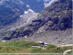 TMB. Vi kan se lige ned til Rifugio Elena, en 3-400 m lngere nede