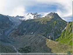 TMB. Den store gletcher Glacier du Pre de Bar ligger overfor refugiet