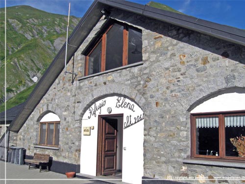 TMB. Hovedindgangen til det meget store Rifugio Elena, der ligger i 2061 m hjde i Pre de Bar