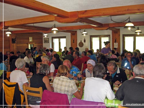 Den store spisesal under middagen p det meget store Rifugio Elena i Pr de Bar i Italien nedenfor Col de Ferret