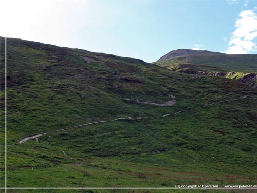 TMB. Stien p den grnne bjergside, der rammer landevejen ude ved Arp Novaz, eller som det ogs hedder, Arnuva