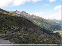 TMB. P zig zag vej ned fra Rifugio Elena med udsigt til Courmayeur dalen