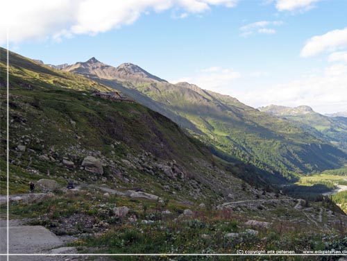 TMB. Stadig p zig zag grusvej ned fra Rifugio Elena. Der er en storslet og langstrakt udsigt mod sydvest til Courmayeur dalen