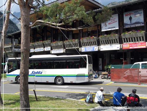 TMB. Busterminalen i Courmayeur og en af Savda's busser. De krer herfra til Arp Novaz i Val Ferret og La Visaille i Val Veny