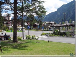 TMB. Trafik knudepunktet i Courmayeur ved motorvej og busstation