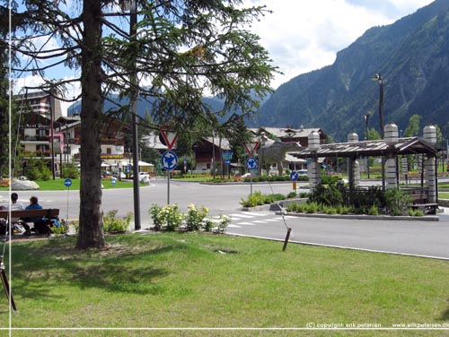 TMB. Trafikknudepunktet i Courmayeur ved busterminal og motorvej. Sidste stop for de p hjul inden Mont Blanc tunnelen