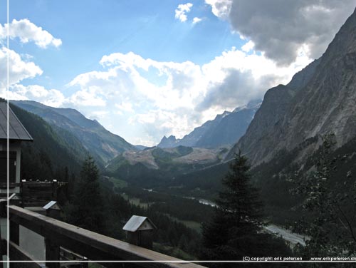 TMB. Vi satte os igen p Monte Bianco's terrasse og kiggede over p Mont Blanc massivet med gletcherne og her mod sydvest