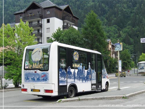 TMB. I selve Chamonix-Mont Blanc city krer den lille gratis bus le Mulet, slet, i pendulfart
