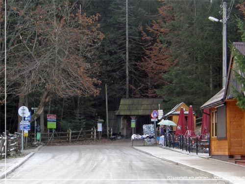 Zakopane. Gaden Ul. Stazyska, frer lige til en P-plads og indgang til nationalparken