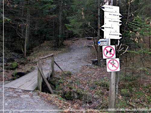 Tatra. En bl sti frer til Jaskinia Dziura, i.flg kortet, nogle huler