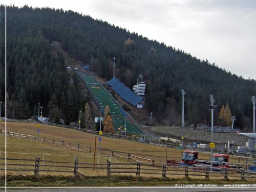 Tatra. Et kig fra vejen tilbage mod den nye skihopbakke i Zakopane