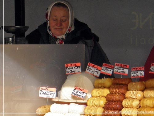 Zakopane. Den bermte lokale ost Oscypek, til salg fra sm boder