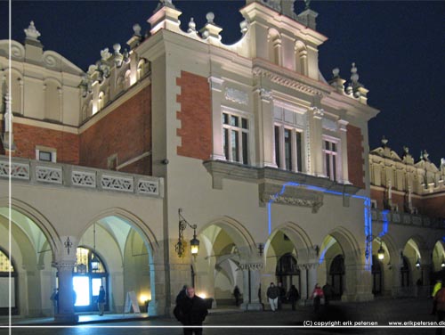 Krakow. Nej. Det er ikke et foto af hotellet, men af markedshallen, taget p aftenturen