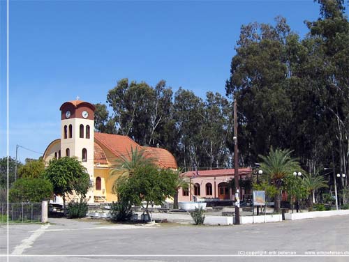P venstre side ligger kirken i Agia ved nogle store eucalyptus trer ud mod landevejen mellem Chania og Omalos