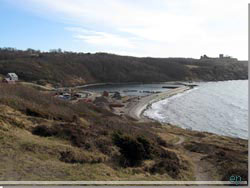 Bornholm. Sne havn nedenfor og Hammershus silhuetten i baggrunden [Klik for et strre billede]