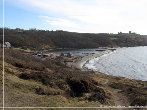 Bornholm. Sne havn, ogs kaldet Hammeren havn, nedenfor og Hammershus i baggrunden