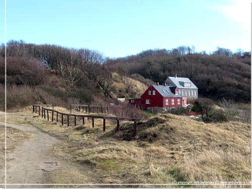 Bornholm. P vej mod Opalsen og shelteret. Hammerhavn ligger til hjre for husene