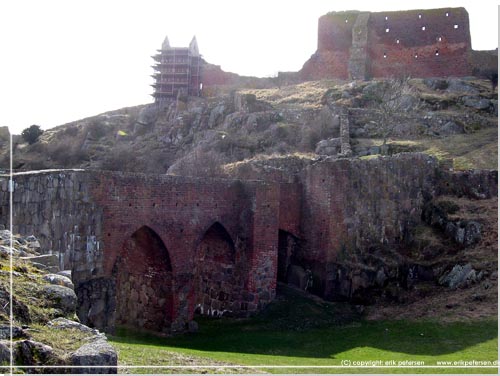 Bornholm. Den gamle Slotsbro frer vejen ind til Hammershus Slotsruin