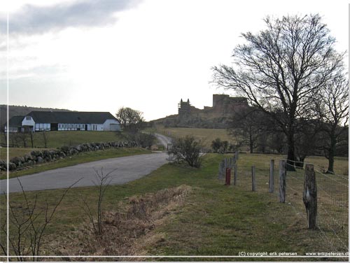 Bornholm. Fra grsfortovet et tilbageblik p silhuetten af Hammershus i eftermiddagsdisen