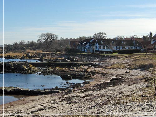 Bornholm. En lille bugt med sandstrand og klippeskr. Lsebkstrand