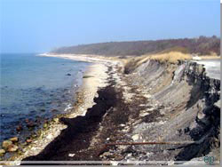 Bornholm. Havet der sig ind p kysten ved Pyritsen [Klik for et strre billede]