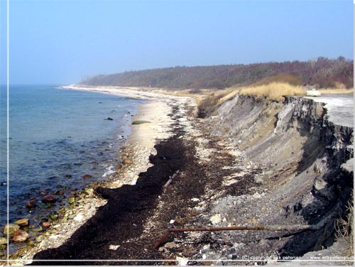 Bornholm. Havet der sig ind p kysten ved Pyritsen