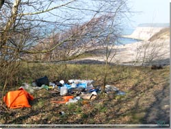 Affald i den bornholmske natur. Her Kultippen ved Hasle