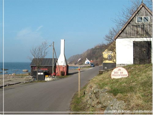 Bornholm. Ja det er Helligpeder, som der str malet p en sten