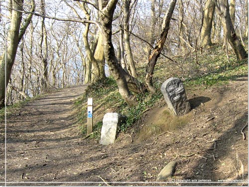 Bornholm. En skillevej p vej til Jons Kapel