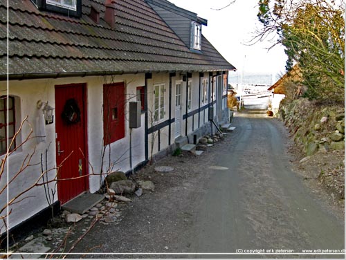 Bornholm. Ned ad gaden mellem huset og et hjt stengrde, s er jeg p havnen i Vang