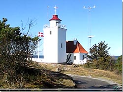 Bornholm. Hammerodde fyr forude, badet i det strke sollys [Klik for et strre billede]