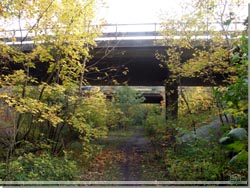 Køge Å sti. Motorvejsbroerne, hvor sti og å føres under og ind i Skovhus Vænge [Klik for et større billede]