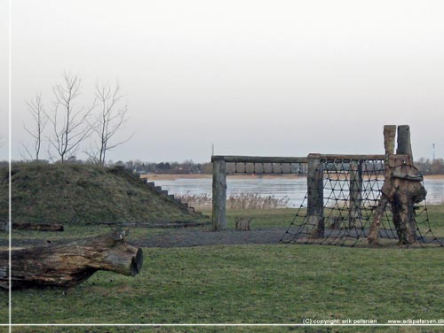 Fra kystvandretur i Kge Bugt. P vej ned til stranden str disse naturlegeredskaber ved Lille Vejles