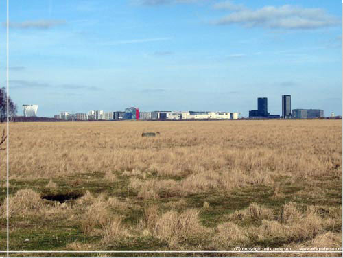 restads markante skyline dukker op i det flade landskab