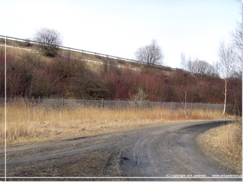 Nedkrslen fra Kalvebodbroen set fra E6 stien, med motorvejen verst