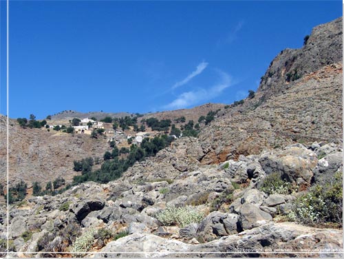Den 2000 r gamle sti zigzagger op til landsbyen Livaniana, der ses i baggrunden