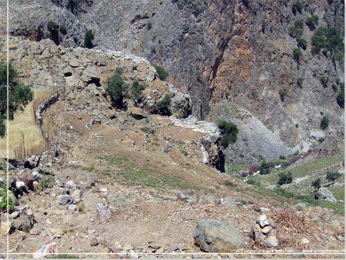 Sporet slynger sig ned i Aradena klften langs en stor klippevg og dybt nede ses flodlejet