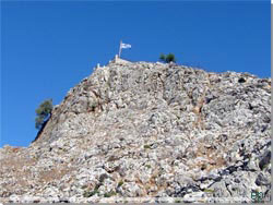 Det grske flag vajer fra et lille fort