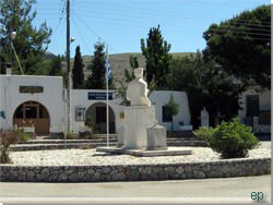Statuen af Yiannis Daskaloyiannis midt p torvet i Anopolis